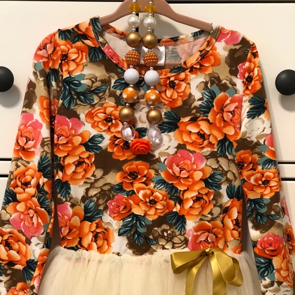 Boutique dress & necklace - Picture 4 of 7